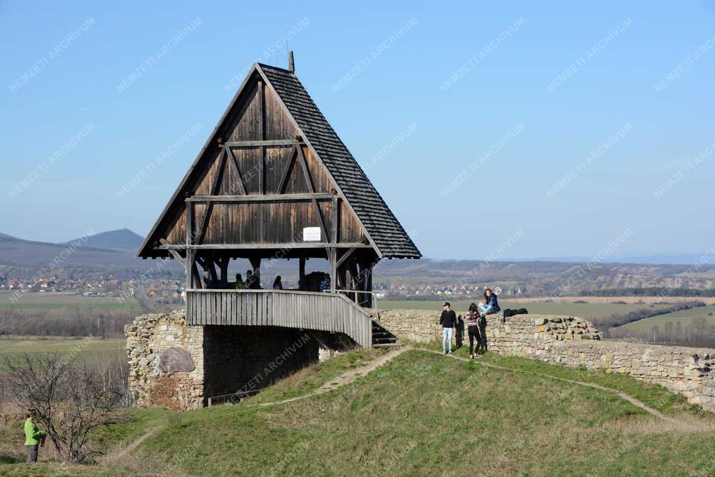 Életkép - Nógrád - Turisták a nógrádi várban