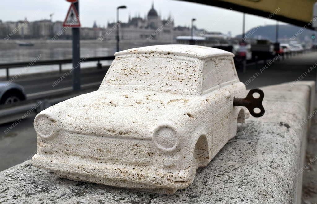 Kultúra - Budapest - Kolodko Felhúzható Trabant szobra