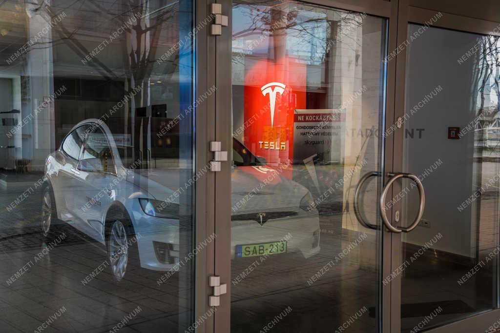 Autókereskedelem - Budapest - Tesla bemutató terem