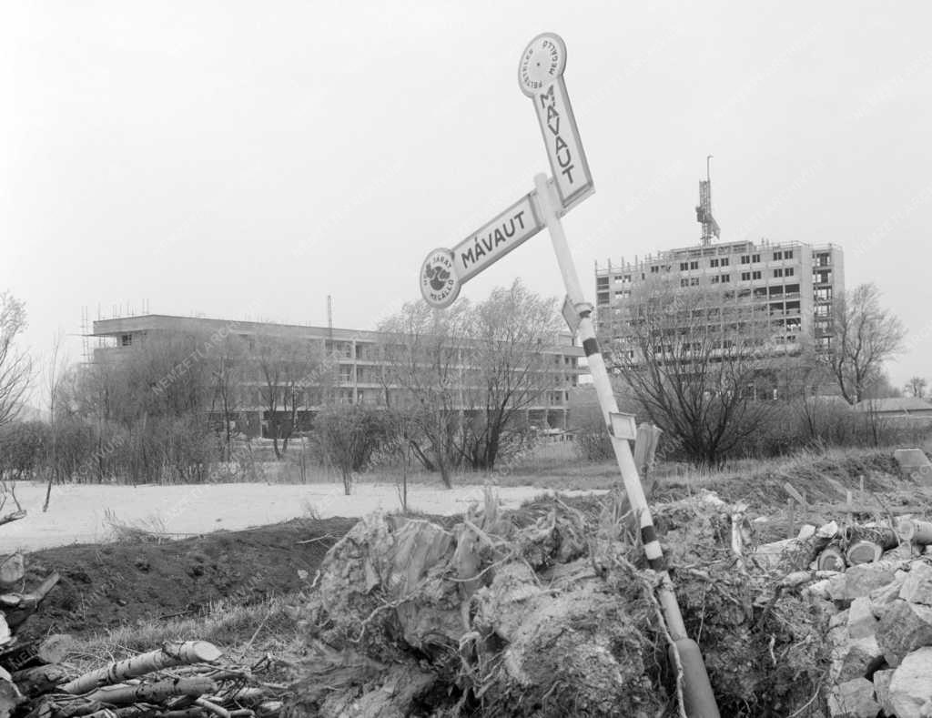 Ipar - Épül a Marina Szálló