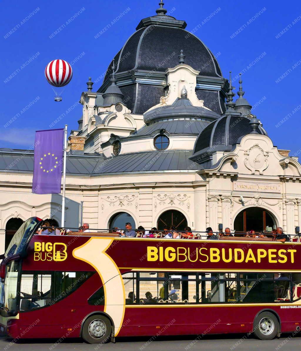 Idegenforgalom - Budapest - Városnéző autóbusz a Műjégpályánál