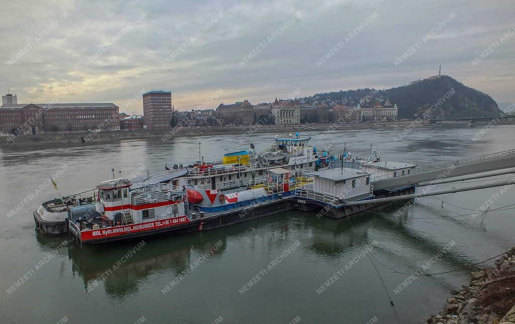 Vízi közlekedés - Budapest - Üzemanyag-kiszolgáló hajó a Dunán