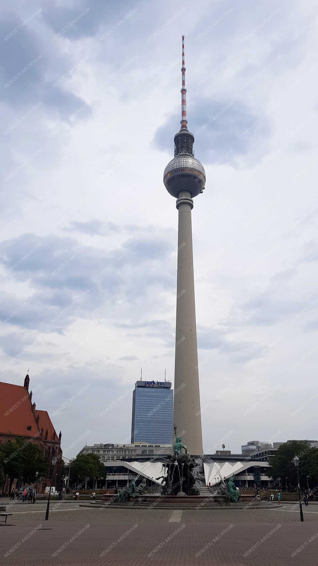 Építészet - Berlin - Berliner Fernsehturm