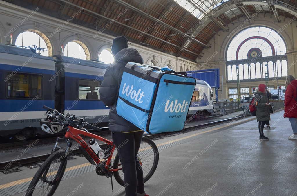 Szolgáltatás - Budapest - Ételfutár a Keleti pályaudvaron