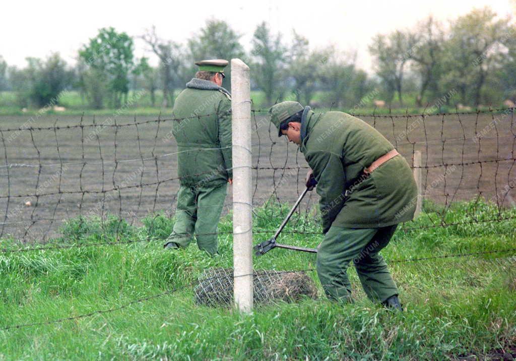 Külpolitika - Határőrség - Megkezdődött a vasfüggöny bontása