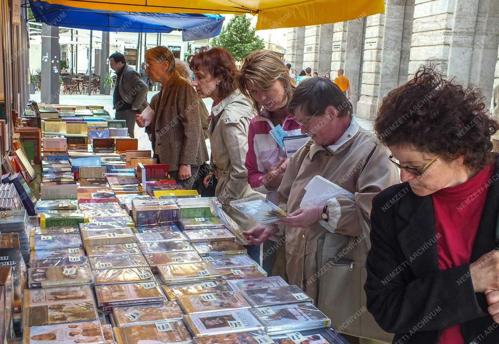 Kultúra - Budapest - Érdeklődők a Szent István könyvhéten