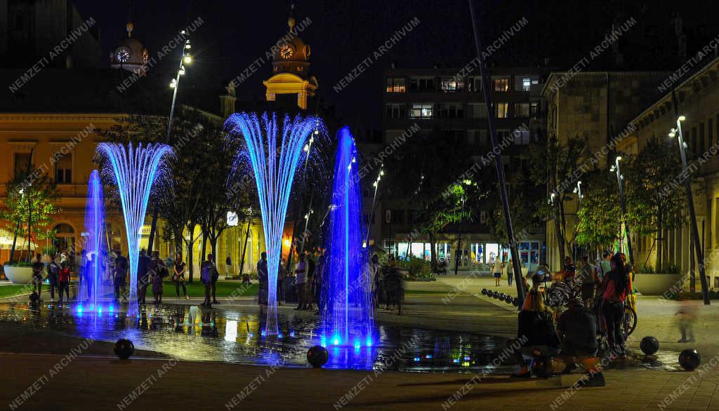 Városkép - Debrecen - Dósa nádor tér esti kivilágításban