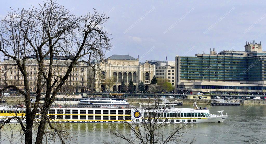 Városkép - Budapest - Szállodahajó a Dunán