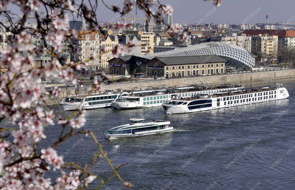 Idegenforgalom - Turistákat szállító külföldi hotelhajók újra a Duna folyón Budapestnél