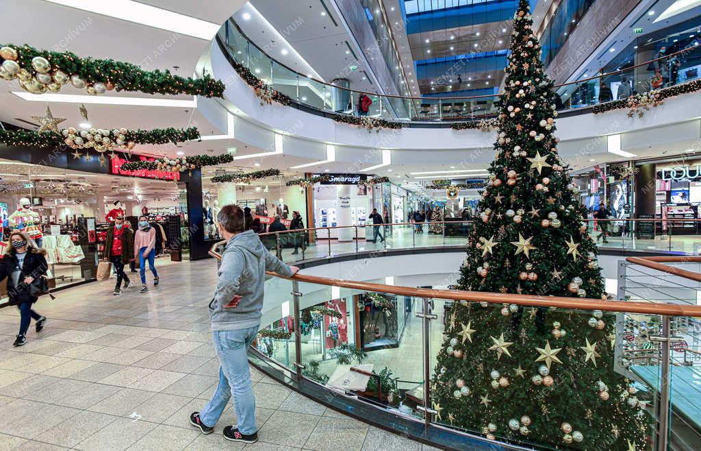 Kereskedelem - Debrecen - Karácsony előtt a Fórum bevásárlóközpontban