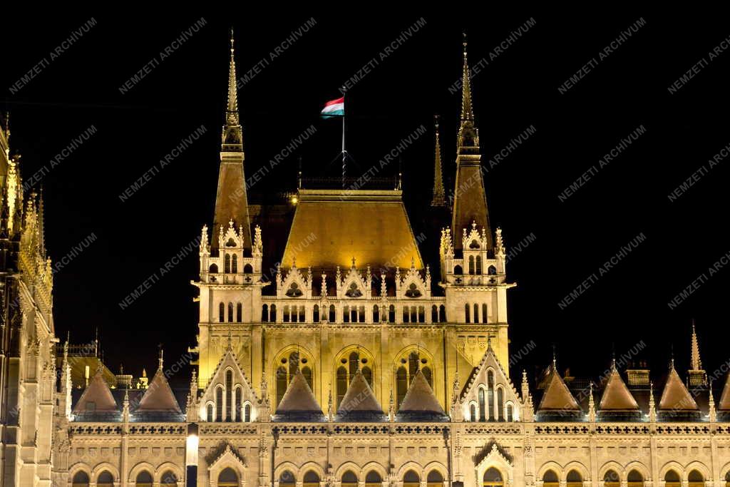 Épület - Budapest - Elkészült a Parlament díszkivilágítása