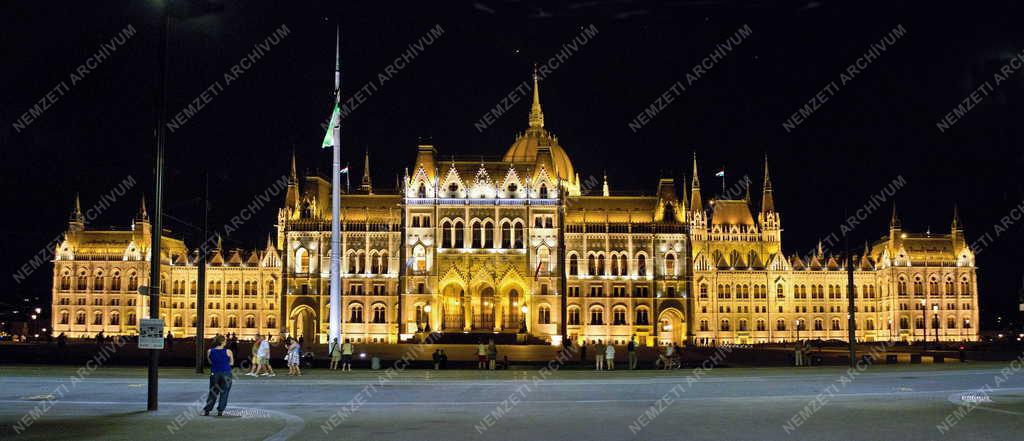 Épület - Budapest - Elkészült a Parlament díszkivilágítása