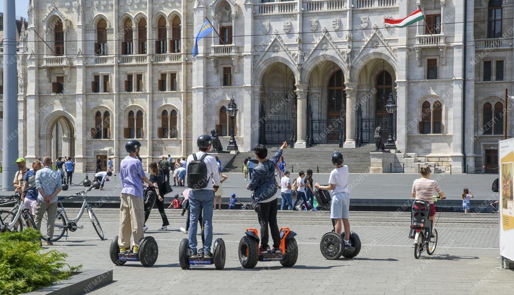 Közlekedés - Budapest - Segway-el közlekedő turisták az Országháznál