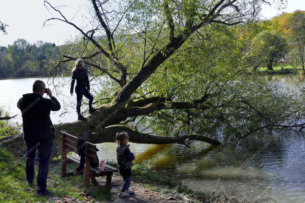 Szabadidő - Esztergom - Turisták a Búbánatvölgyben