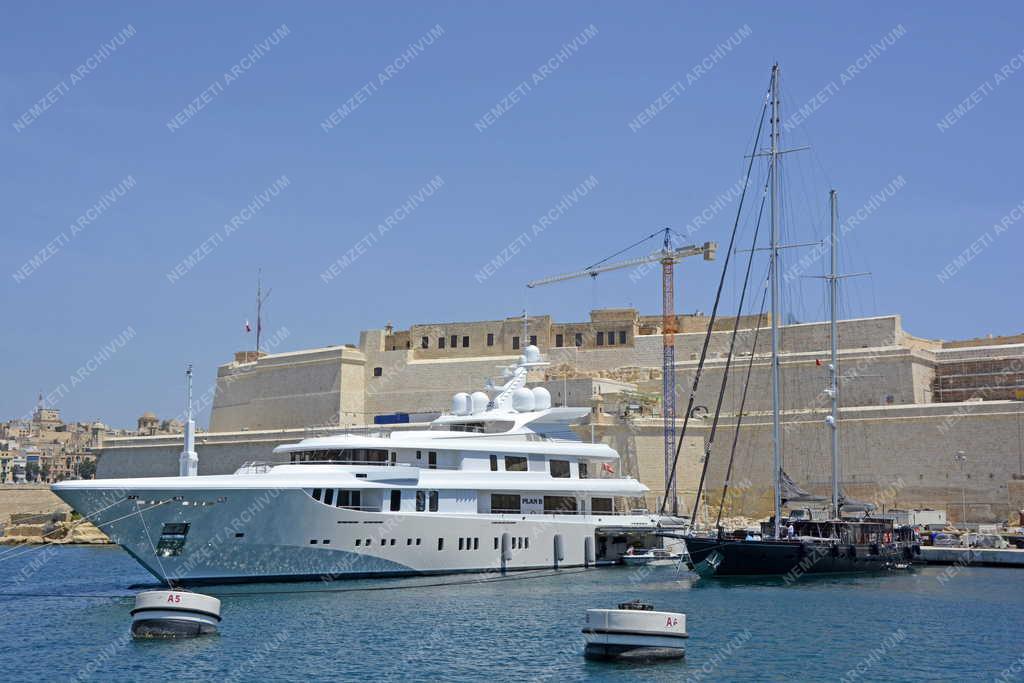 Közlekedés - Birgu - Kikötö a  St. Angelo erőd előtt