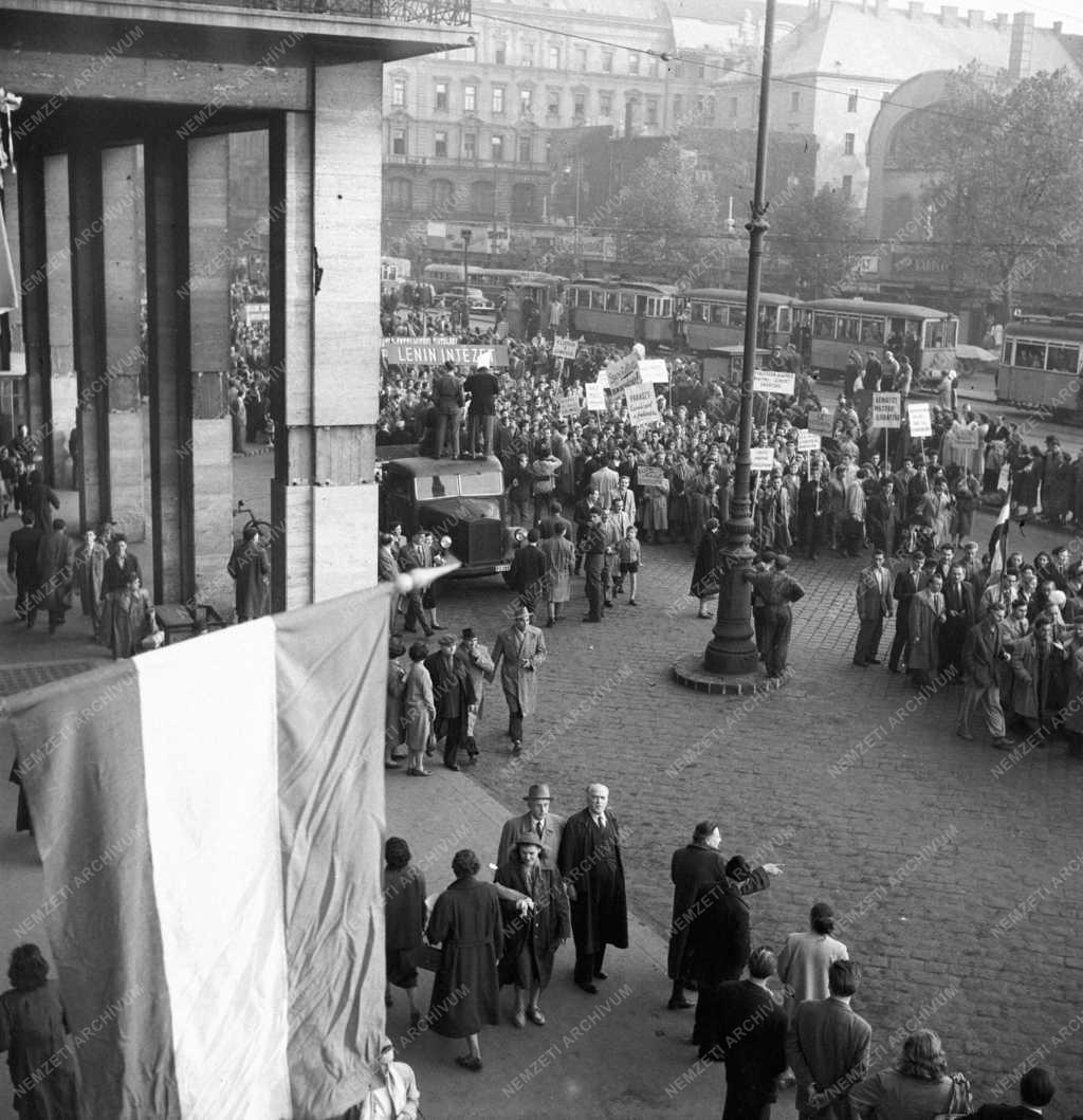 Belpolitika - '56-os forradalom - Tüntetők a Tanács körúton