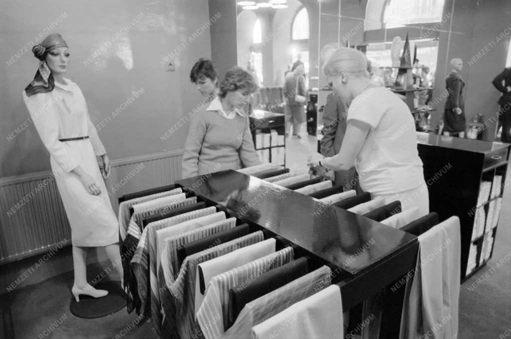 Kereskedelem - Pierre Cardin-butik Budapesten