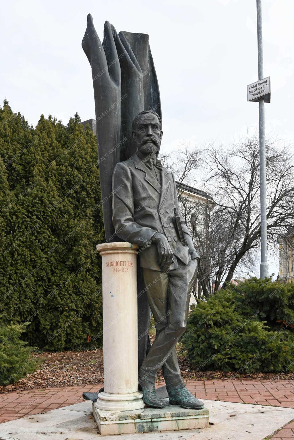 Köztéri szobor - Szolnok - Szigligeti Ede 