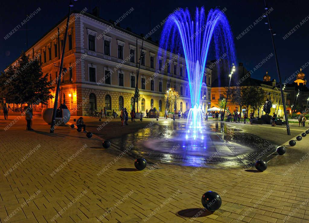 Városkép - Debrecen - Dósa nádor tér esti kivilágításban