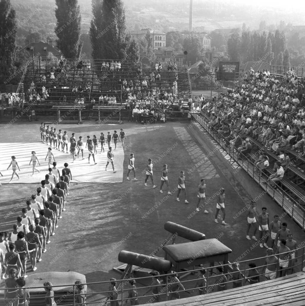 Sport - Gimnasztráda bemutató a Pasaréti-úti teniszpályán