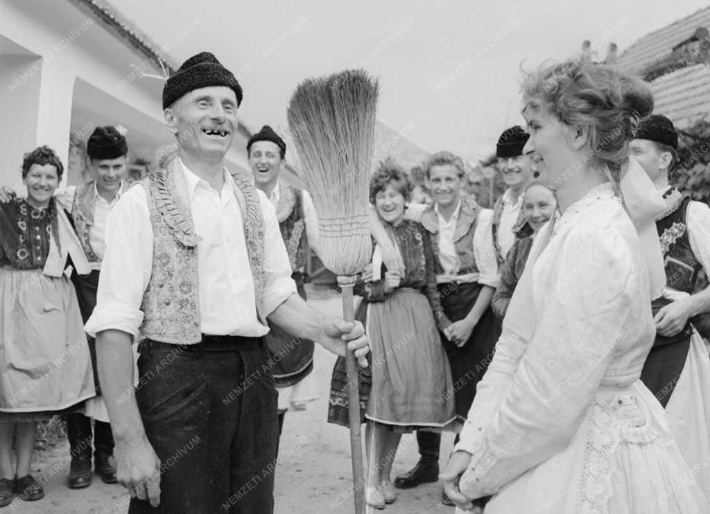 Népszokás - Lakodalmas táncmulatság Vitnyéden