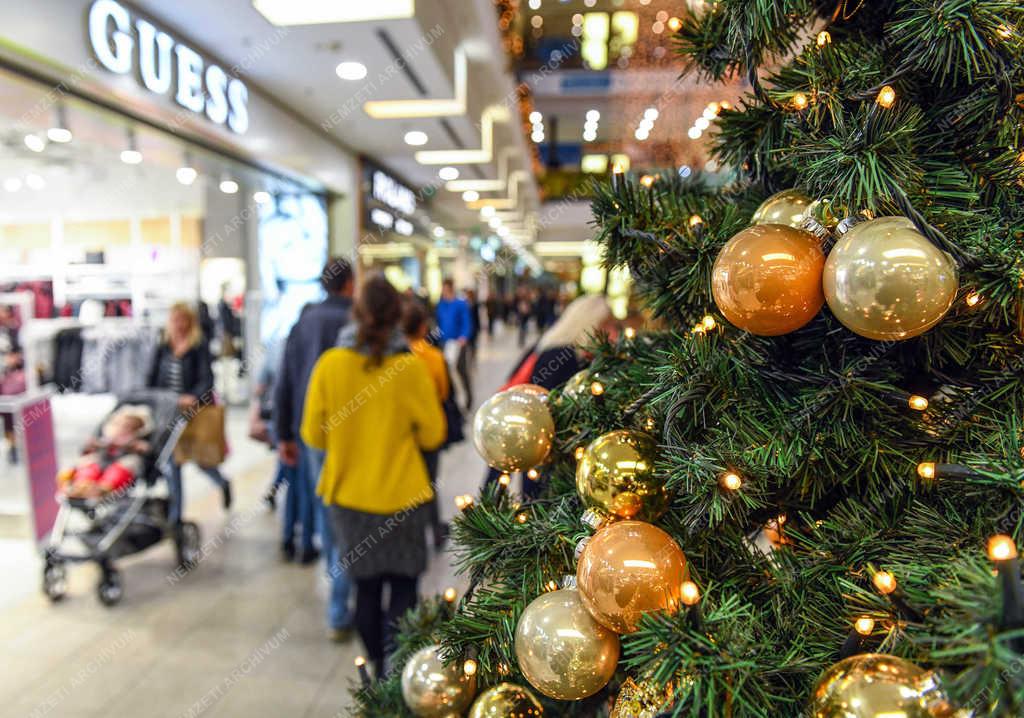 Kereskedelem - Debrecen - Karácsonyi vásár a Fórum bevásárló központban 