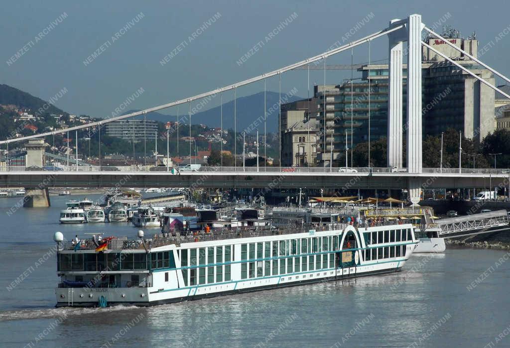 Turizmus - Budapest - Külföldi hotelhajók a fővárosban