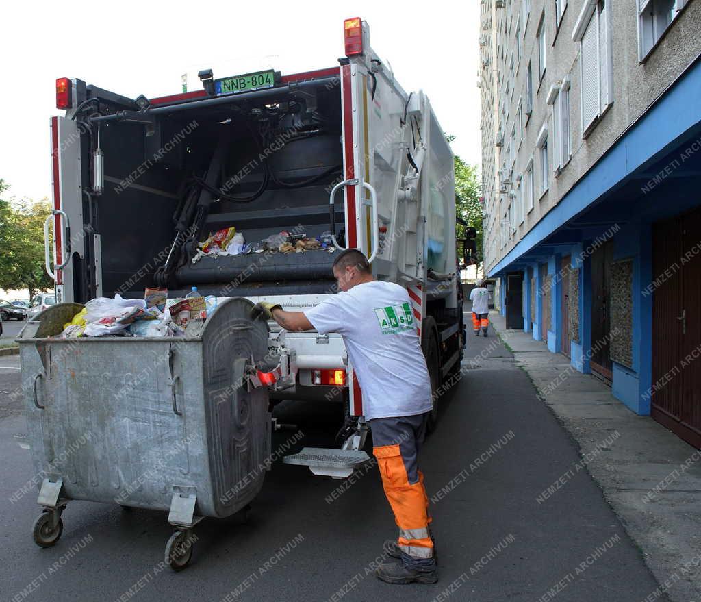 Innováció - Debrecen - Elektromos meghajtású kukás autó