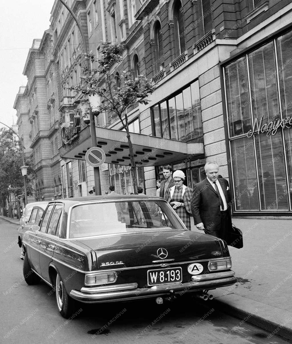Városkép-életkép - Idegenforgalom - A Royal 