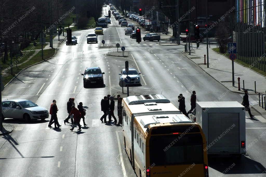 Közlekedés - Budapest - Gyalogosok a Népfürdő utcában