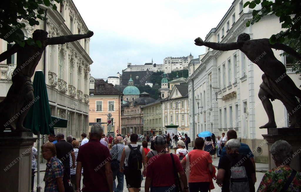 Idegenforgalom - Salzburg - Turisták a belvárosban