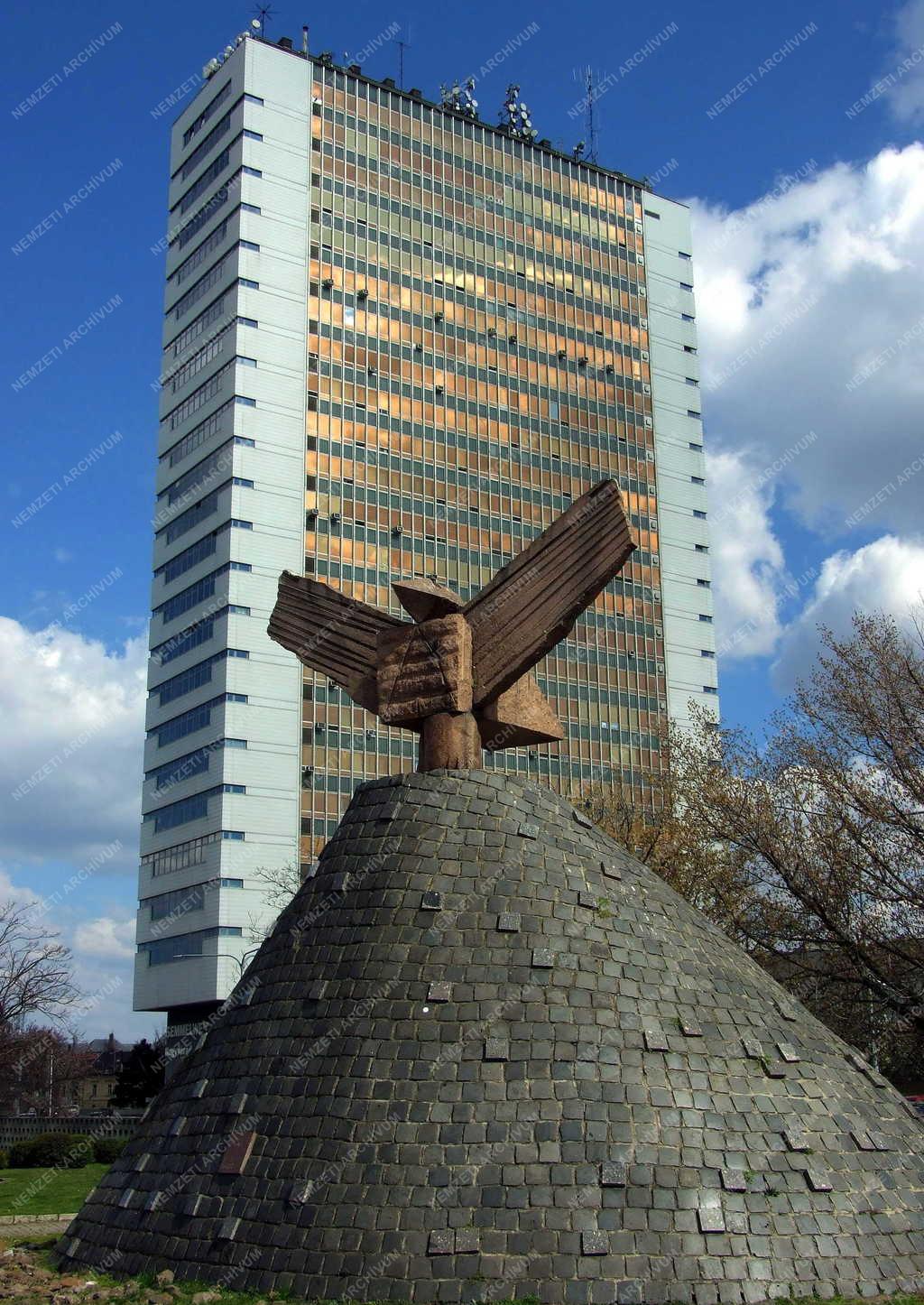 Műalkotás - Budapest - A Béke című szobor a Nagyvárad téren