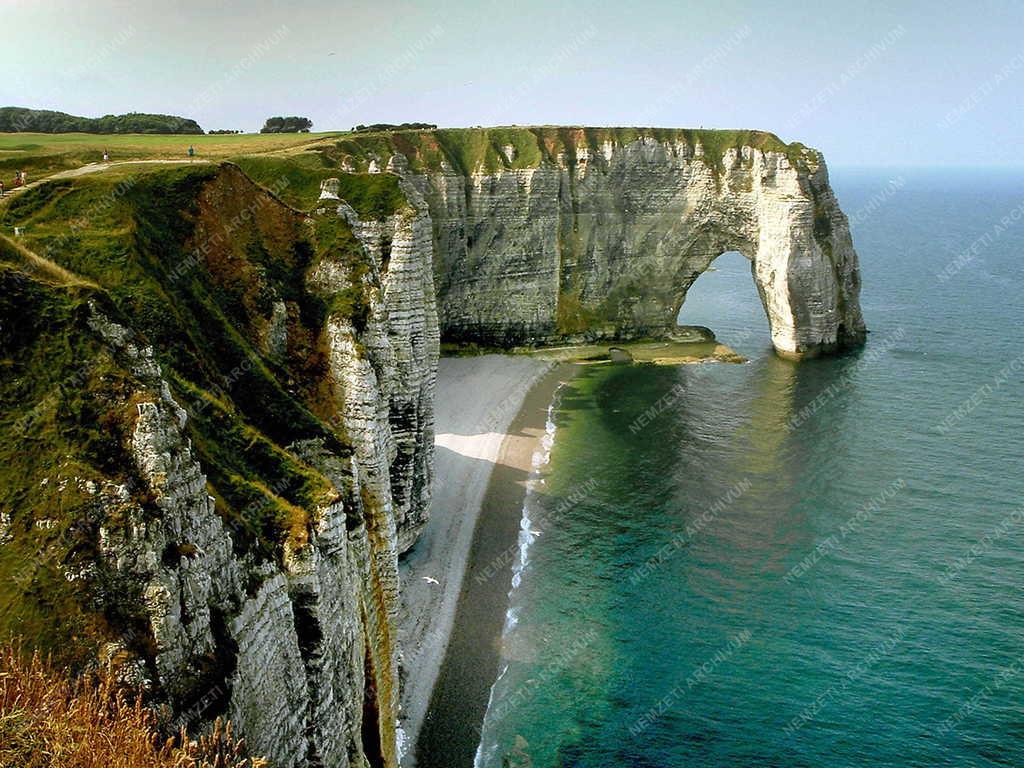 Etretat - Az óceánba nyúló festői sziklák