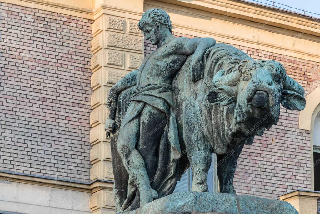 Műalkotás - Budapest - Közvágóhíd bejáratát díszítő szobrok