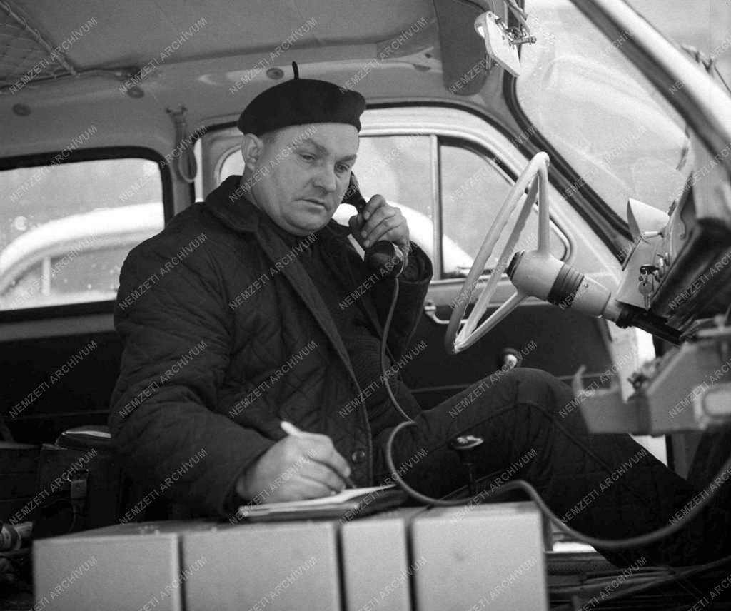 Városkép-életkép - Közlekedés - Rádiótelefon a 