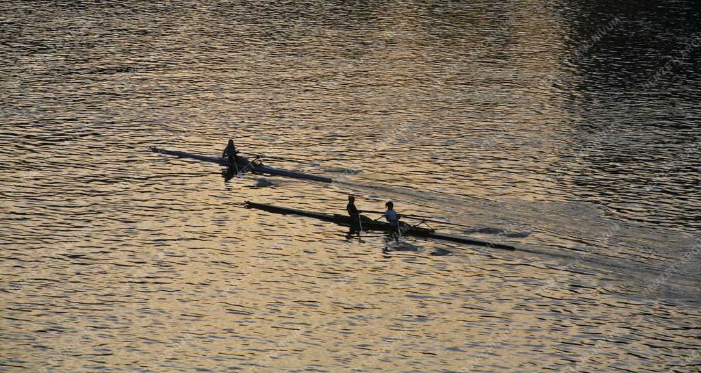 Sport - Evezősök a Dunán