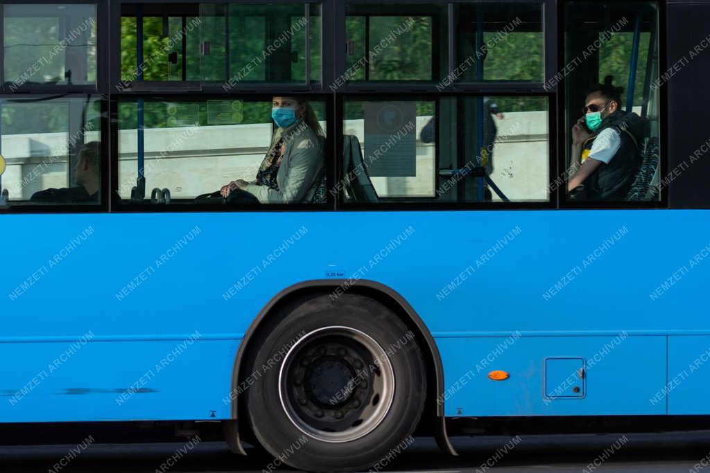 Közlekedés - Budapest - Védőmaszk használata