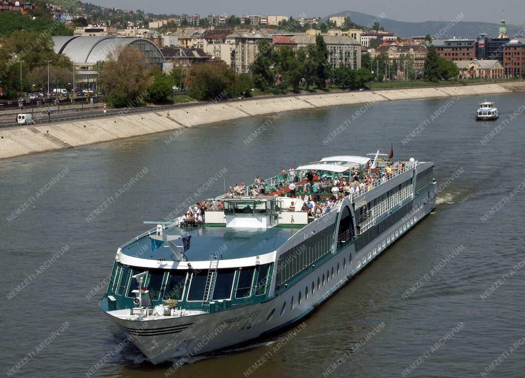 Városkép - Budapest - Szállodahajó a Dunán