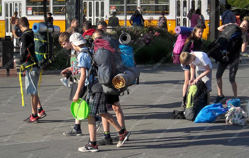 Szabadidő - Budapest - Táborba induló diákok