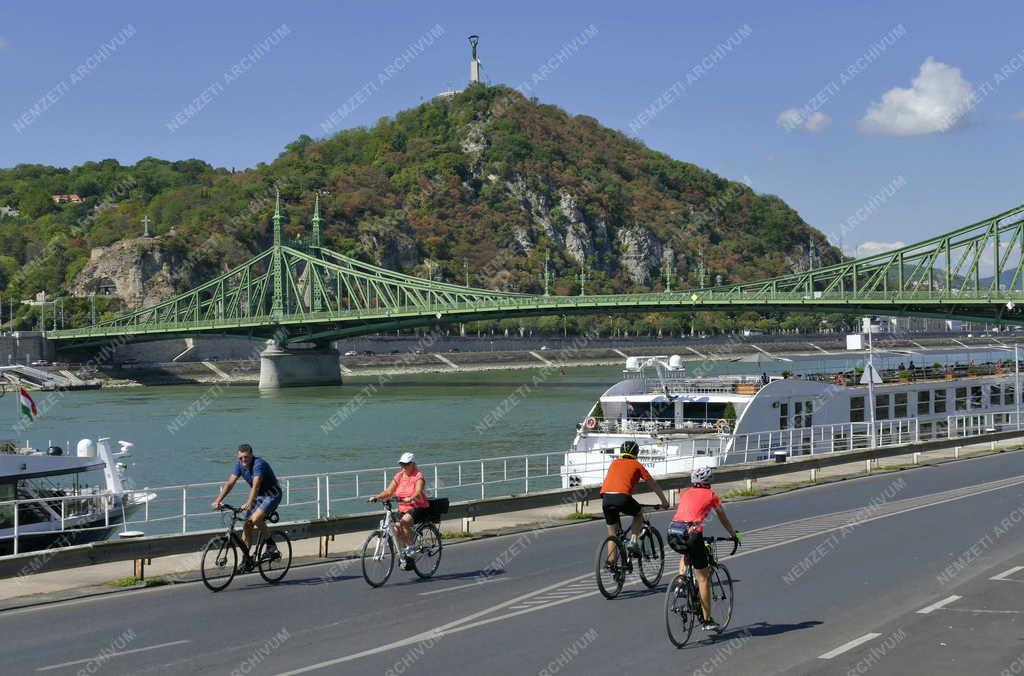 Közlekedés - Budapest - Hétvégére autómentes a pesti alsó rakpart