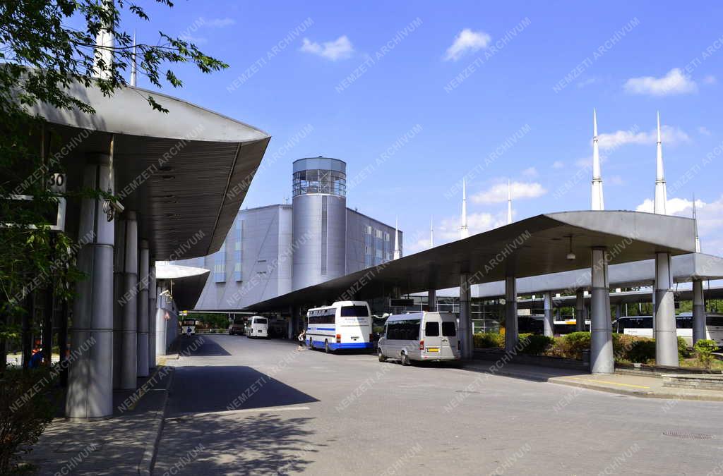 Közlekedési létesítmény - Budapest - A népligeti buszvégállomás