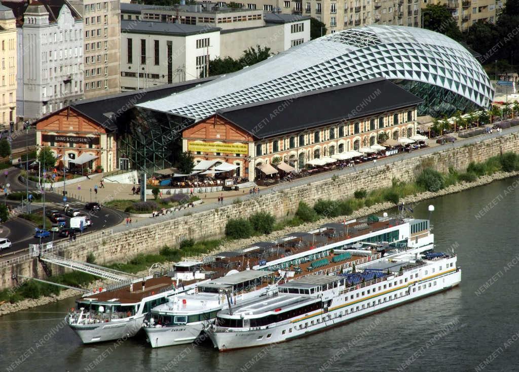 Idegenforgalom - Budapest - Külföldi üdülőhajók a fővárosban