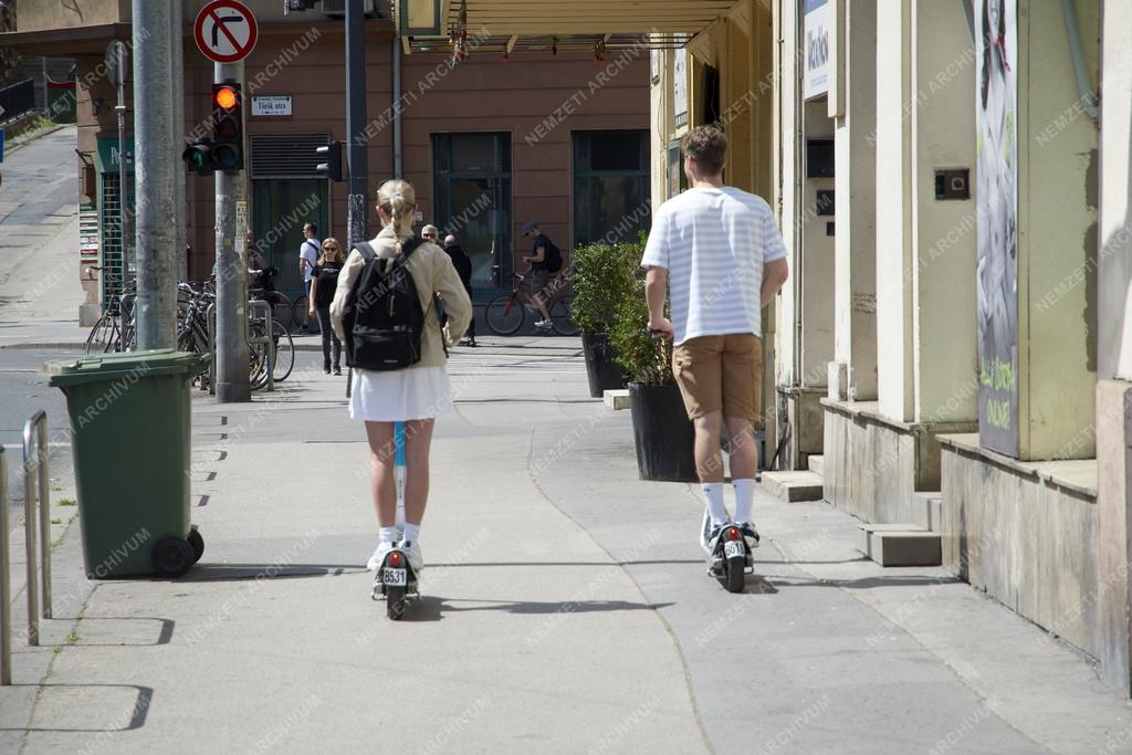 Közelkedés - Budapest - Elektromos rolerral közlekedők a Margit körúton