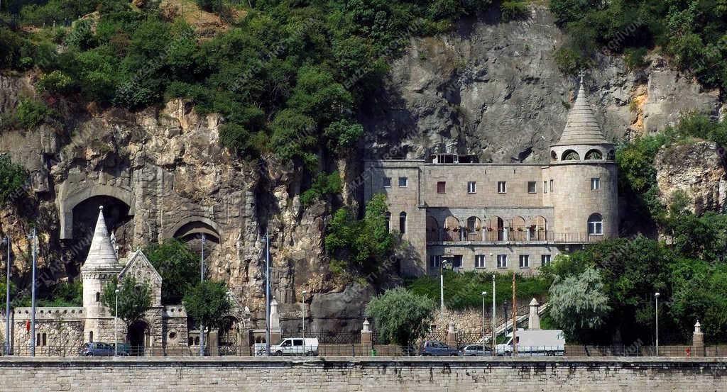 Városkép - Budapest - Egyházi épületek a Gellért-hegy oldalában