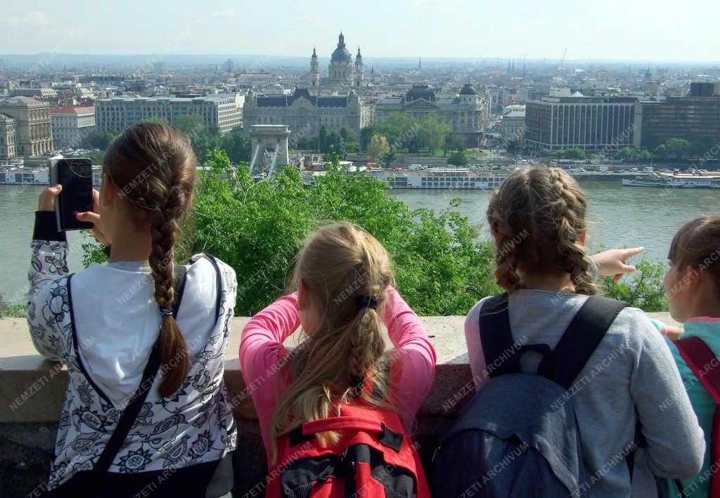 Városkép - Budapest - Turisták a budai Várban