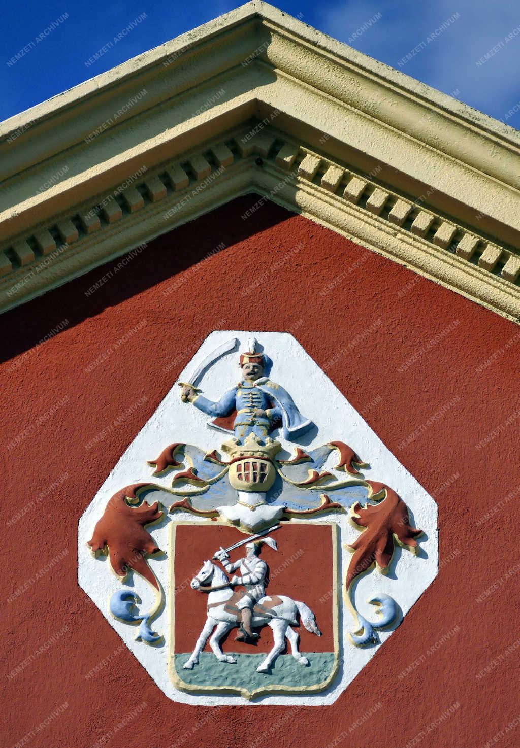Jelkép - Veszprém - A város régi címere felújított épületen