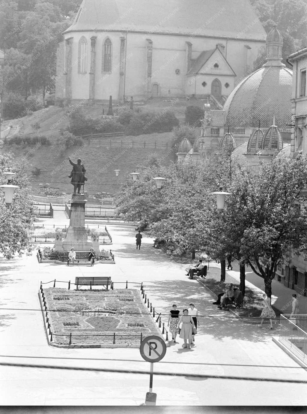 Városkép – A miskolci Szabadság tér látképe