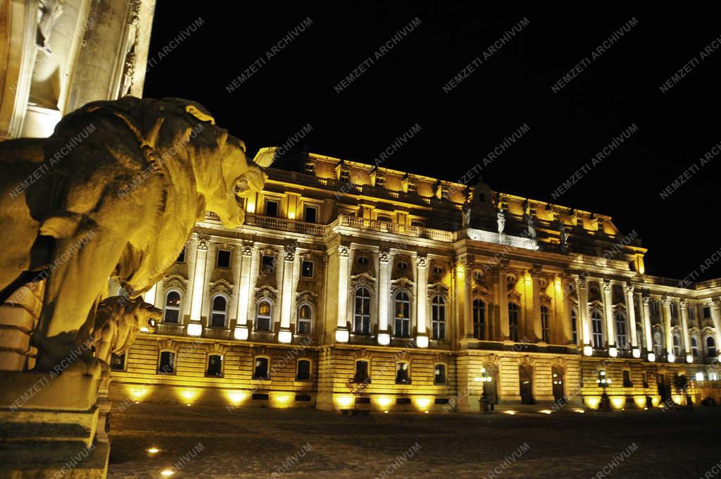 Városkép - Budapest - A Budavári Palota esti fényben