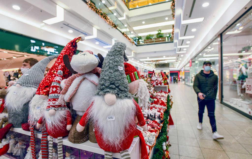 Kereskedelem - Debrecen - Karácsony előtt a Fórum bevásárlóközpontban