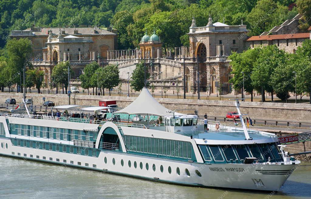 Budapest  - Hajó - Várkert Bazár 